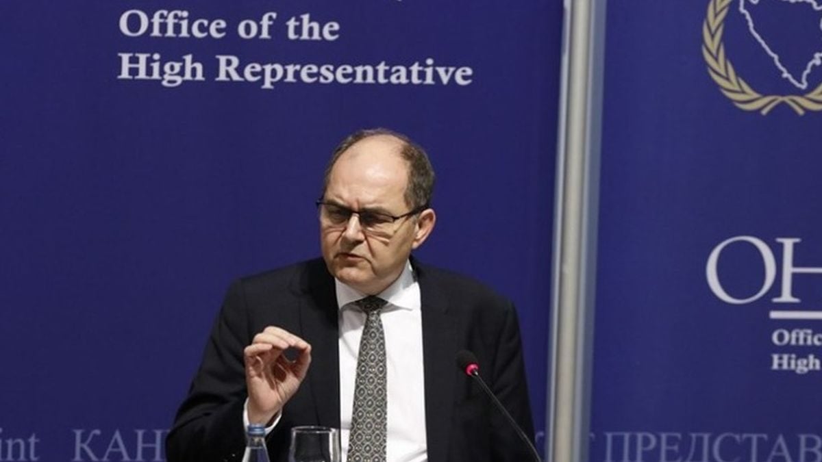 Visoki predstavnik Christian Schmidt govori na konferenciji za medije ispred plavog pozadinskog panela s logom Ureda visokog predstavnika (OHR) u BiH.