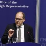 Visoki predstavnik Christian Schmidt govori na konferenciji za medije ispred plavog pozadinskog panela s logom Ureda visokog predstavnika (OHR) u BiH.