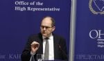 Visoki predstavnik Christian Schmidt govori na konferenciji za medije ispred plavog pozadinskog panela s logom Ureda visokog predstavnika (OHR) u BiH.