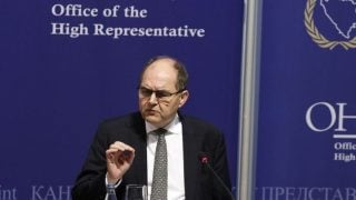 Visoki predstavnik Christian Schmidt govori na konferenciji za medije ispred plavog pozadinskog panela s logom Ureda visokog predstavnika (OHR) u BiH.