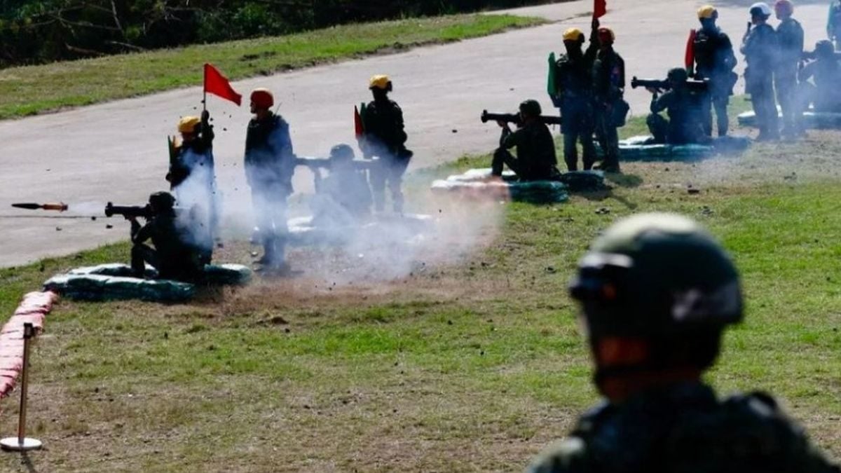 Tajvanski vojnici ispaljuju raketne projektile tijekom vojnih vježbi na otvorenom poligonu.