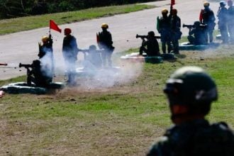 Tajvanski vojnici ispaljuju raketne projektile tijekom vojnih vježbi na otvorenom poligonu.