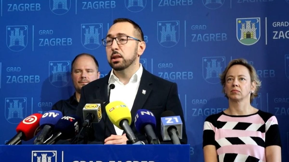 Zagreb, 8. srpnja 2025. - GradonaÄelnik Tomislav TomaÅ”eviÄ govori na redovnoj konferenciji za medije, ispred plavog zida s grbom Grada Zagreba.