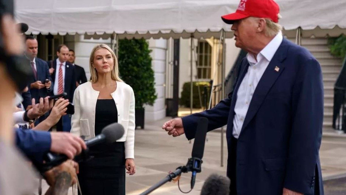 Predsjednik Trump govori novinarima ispred Bijele kuće uz glasnogovornicu Karoline Leavitt, 1. srpnja 2025.