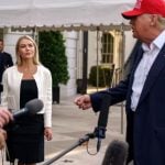 Predsjednik Trump govori novinarima ispred Bijele kuće uz glasnogovornicu Karoline Leavitt, 1. srpnja 2025.