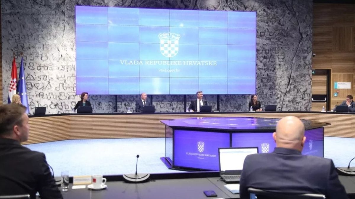 Zagreb, 10. srpnja 2025. - Sjednica Vlade RH; na fotografiji potpredsjednik Vlade Tomo Medved i predsjednik Vlade Andrej Plenković.