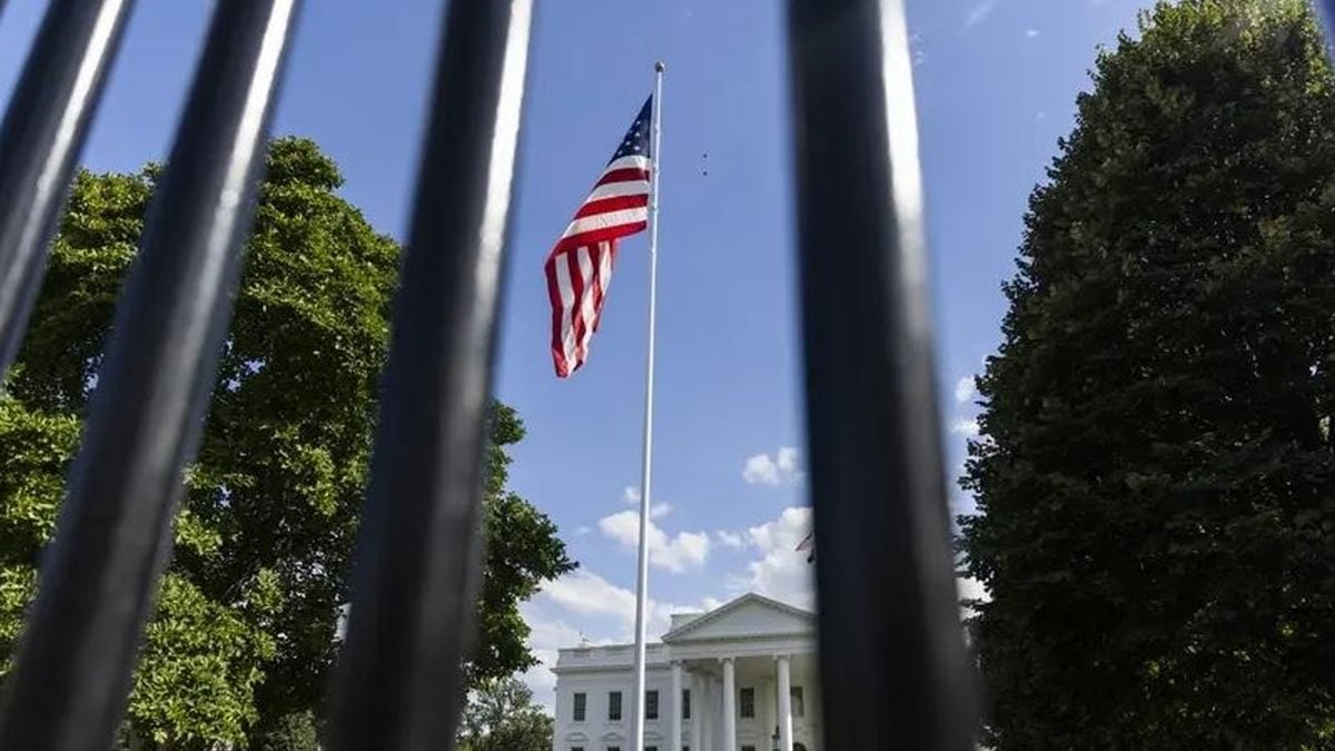 Američka zastava vijori se ispred Bijele kuće u Washingtonu, dok je predsjednik Donald Trump potpisao uredbu o kazni za paljenje zastave