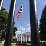 Američka zastava vijori se ispred Bijele kuće u Washingtonu, dok je predsjednik Donald Trump potpisao uredbu o kazni za paljenje zastave