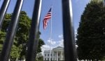 Američka zastava vijori se ispred Bijele kuće u Washingtonu, dok je predsjednik Donald Trump potpisao uredbu o kazni za paljenje zastave