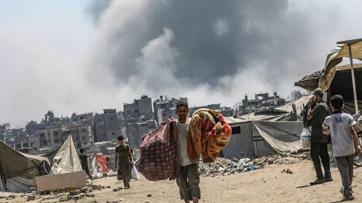 Raseljeni Palestinci bježe nakon izraelskog zračnog napada u četvrti Al Sheikh Redwan, Gaza, 30. kolovoza 2025.