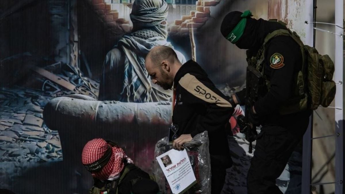 Militanti Hamasa i Islamskog džihada prate taoca Yaira Horna prije predaje Crvenom križu u Khan Yunisu, južna Gaza, 15. veljače 2025.