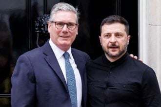 London, 14. kolovoza 2025. – Britanski premijer Keir Starmer i ukrajinski predsjednik Volodimir Zelenskij ispred Downing Streeta 10 uoči susreta Donalda Trumpa i Vladimira Putina na Aljasci.
