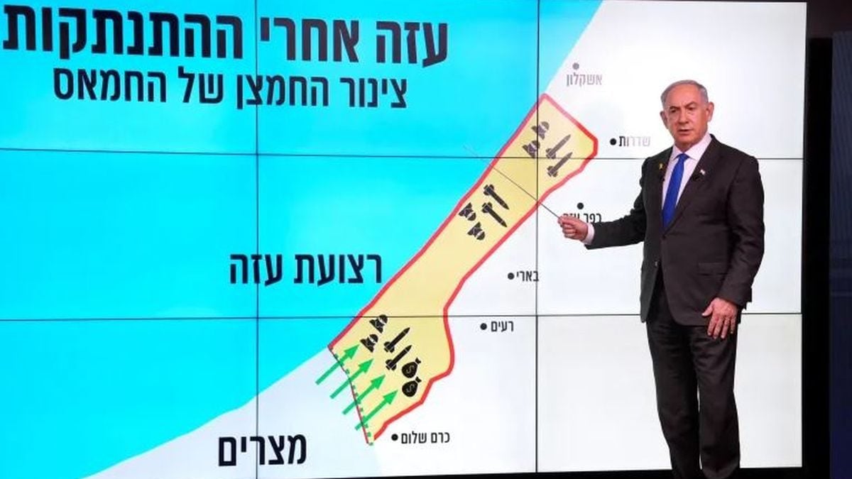 Benjamin Netanyahu ispred karte Pojasa Gaze tijekom konferencije za novinare u Jeruzalemu, objašnjava uvoz oružja Hamasa i važnost kontrole nad Filadelfijskim koridorom.
