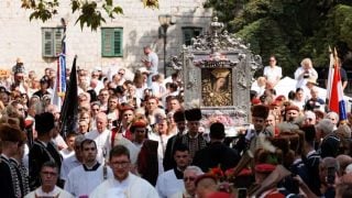 Sinj, 15. kolovoza 2025. – Nadbiskup Zdenko Križić predvodi procesiju i misu u svetištu Gospe Sinjske povodom Velike Gospe.