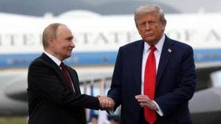 Donald Trump i Vladimir Putin poziraju na pisti u Anchorageu, Aljaska, nakon dolaska na sastanak 15. kolovoza 2025.