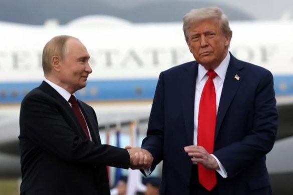 Donald Trump i Vladimir Putin poziraju na pisti u Anchorageu, Aljaska, nakon dolaska na sastanak 15. kolovoza 2025.