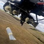Ruski heksakopter dron izbacuje eksploziv na nepoznatoj lokaciji, priopćilo rusko Ministarstvo obrane
