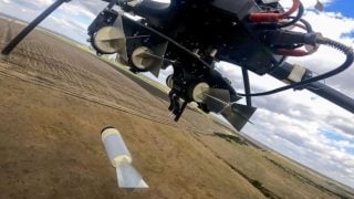 Ruski heksakopter dron izbacuje eksploziv na nepoznatoj lokaciji, priopćilo rusko Ministarstvo obrane