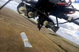 Ruski heksakopter dron izbacuje eksploziv na nepoznatoj lokaciji, priopćilo rusko Ministarstvo obrane