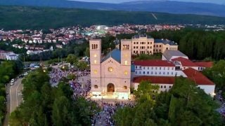 Široki Brijeg, 14. kolovoza 2025. – vjernici sudjeluju na misi devetnice uoči blagdana Velike Gospe 15. kolovoza.