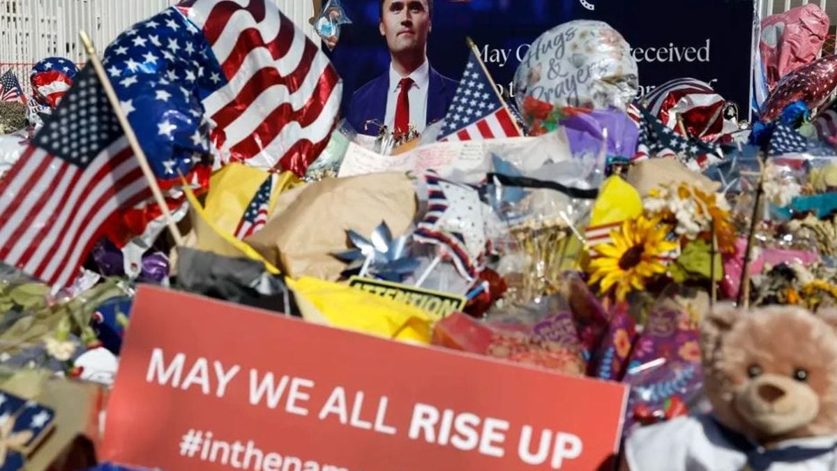 Improvizirani memorijal za Charlieja Kirka ispred sjedišta Turning Point USA u Phoenixu, 20. rujna 2025.