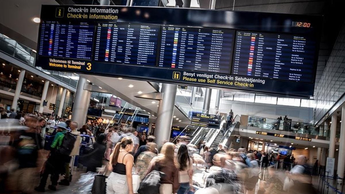 Putnici čekaju u dvorani Zračne luke Kopenhagen nakon završetka štrajka pilota SAS-a, 19. srpnja 2022.