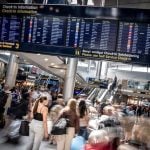 Putnici čekaju u dvorani Zračne luke Kopenhagen nakon završetka štrajka pilota SAS-a, 19. srpnja 2022.