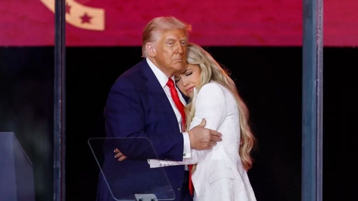 Donald Trump i Erika Kirk zagrljeni na komemoraciji Charlieja Kirka u Arizoni, 21. rujna 2025.