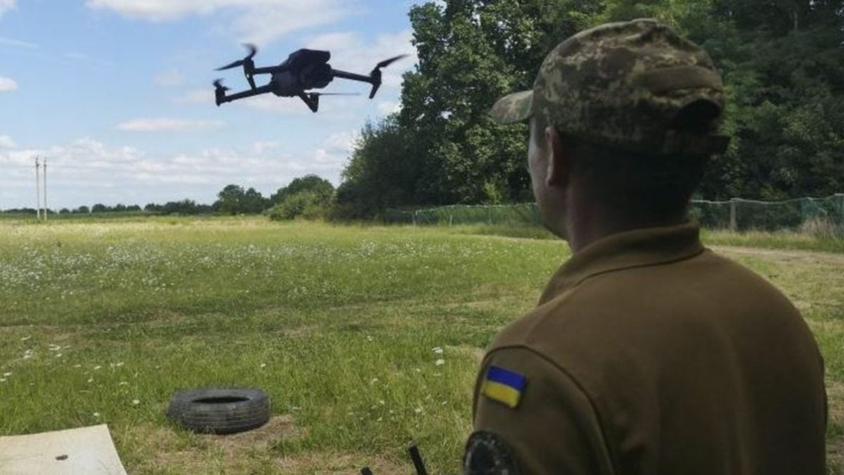 Ukrajinski regrut upravlja FPV dronom na obuci u regiji Užgorod, kolovoz 2025.