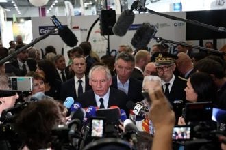 Francuski premijer François Bayrou govori za medije na Poljoprivrednom sajmu u Chalons-en-Champagneu, 29. kolovoza 2025.