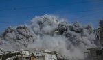 Stambena zgrada al-Roya urušava se nakon izraelskog zračnog napada u Gazi.