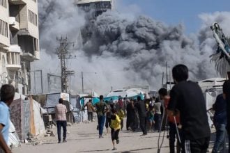 Grad Gaza, 8. rujna 2025. - Palestinci reagiraju dok izraelski zračni napad pogađa stambenu zgradu al-Roya na zapadu grada; Izrael je potvrdio udar.