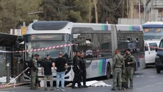 Izraelski policajci na mjestu pucnjave u Jeruzalemu, tijelo pored autobusa nakon napada na raskrižju Ramot
