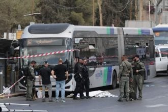 Izraelski policajci na mjestu pucnjave u Jeruzalemu, tijelo pored autobusa nakon napada na raskrižju Ramot