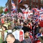 Podupiratelji antiimigracijskog prosvjeda Unite the Kingdom u središtu Londona 13. rujna 2025., s britanskim zastavama i transparentima