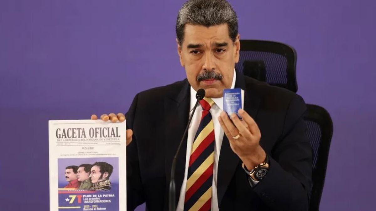 Predsjednik Venezuele Nicolas Maduro drži ustav i Službeni list na konferenciji za novinare u Caracasu, 1. rujna 2025.