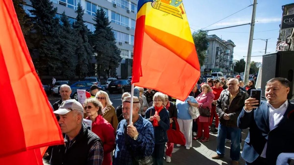 Pristaše Domoljubnog bloka prosvjeduju ispred Središnjeg izbornog povjerenstva u Kišinjevu, Moldavija, 26. rujna 2025.