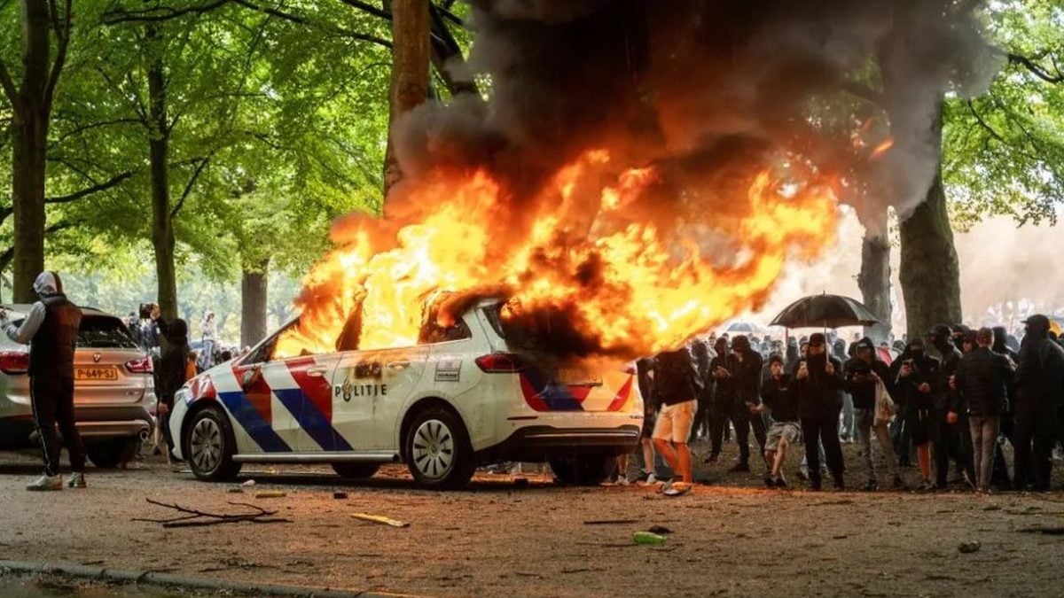 Zapaljen policijski automobil tijekom prosvjeda protiv azilantske politike u Haagu, 20. rujna 2025.