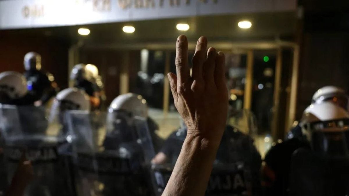 Prosvjednik podiže ruku ispred interventne policije tijekom prosvjeda protiv policijske brutalnosti u Novom Sadu, 5. rujna 2025.