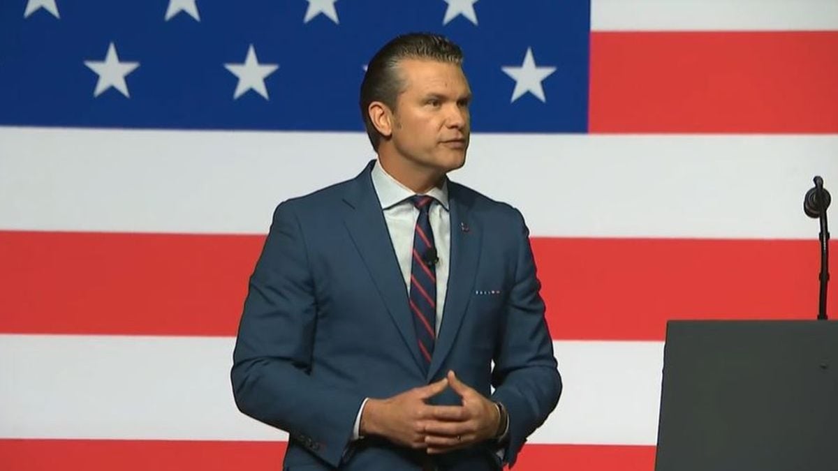 Američki ministar rata Pete Hegseth govori na sastanku u bazi Quantico ispred zastave SAD-a