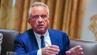 Robert F. Kennedy Jr. govori na sastanku Vlade kojim predsjeda američki predsjednik Donald Trump u Bijeloj kući, Washington, 26. kolovoza 2025.