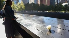Osoba posjećuje bazen Južne kule tijekom 24. godišnjice komemoracije 11. rujna u Memorijalu 9/11 u New Yorku 2025.