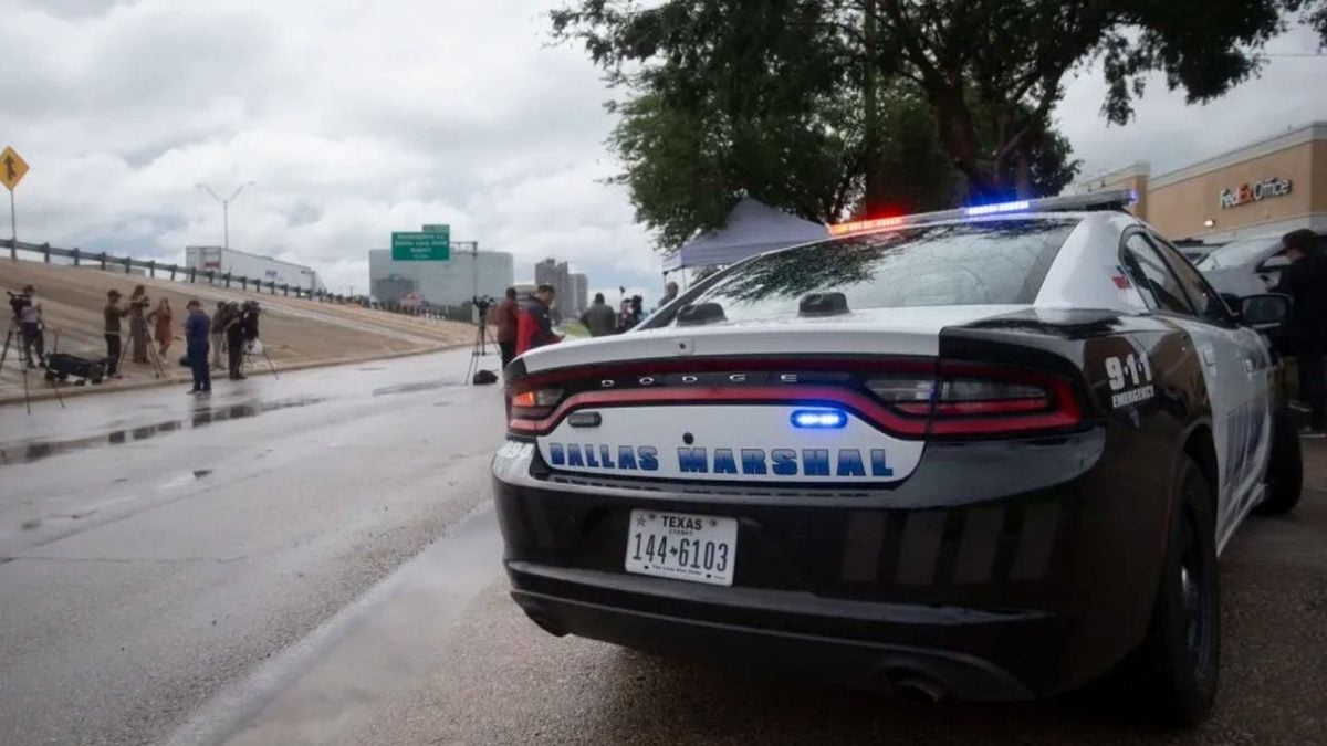 Automobil policije u Dallasu ispred konferencije za novinare nakon pucnjave u uredu američke Imigracijske i carinske službe (ICE) u Texasu, gdje su ubijene dvije osobe, a napadač počinio samoubojstvo