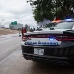 Automobil policije u Dallasu ispred konferencije za novinare nakon pucnjave u uredu američke Imigracijske i carinske službe (ICE) u Texasu, gdje su ubijene dvije osobe, a napadač počinio samoubojstvo