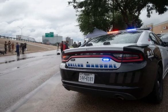 Automobil policije u Dallasu ispred konferencije za novinare nakon pucnjave u uredu američke Imigracijske i carinske službe (ICE) u Texasu, gdje su ubijene dvije osobe, a napadač počinio samoubojstvo