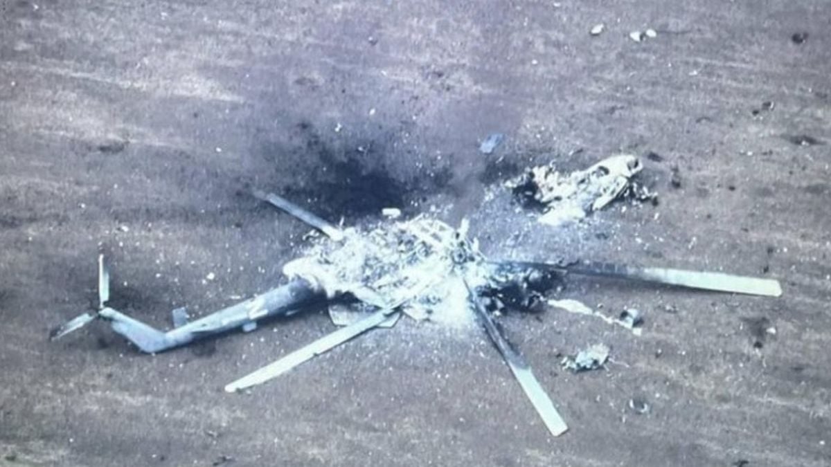 Ostaci ruskog helikoptera Mi-8 uništenog nakon napada ukrajinske vojske, s izgorjelim trupom i razbacanim rotorima na zemlji.