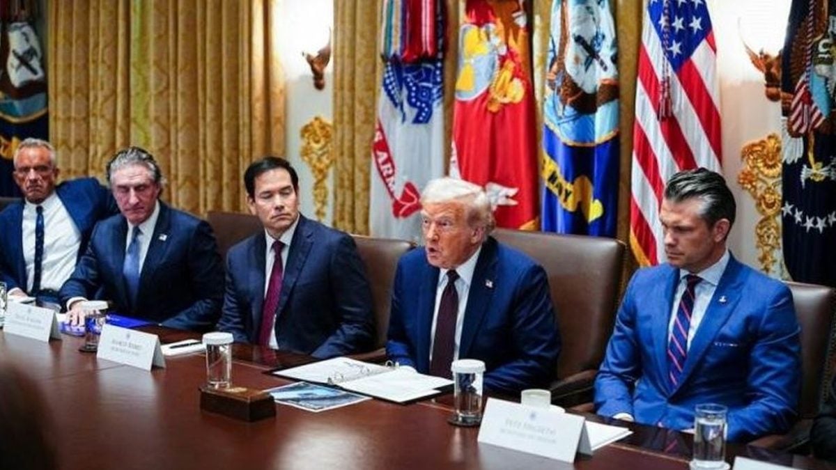 Donald Trump predsjeda sastankom Kabineta s Robertom F. Kennedyjem Jr., Dougom Burgumom, Marcom Rubiom i Peteom Hegsethom u Bijeloj kući