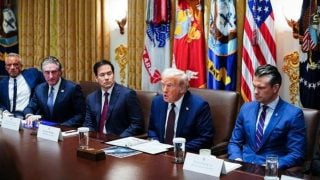 Donald Trump predsjeda sastankom Kabineta s Robertom F. Kennedyjem Jr., Dougom Burgumom, Marcom Rubiom i Peteom Hegsethom u Bijeloj kući