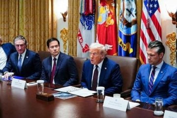 Donald Trump predsjeda sastankom Kabineta s Robertom F. Kennedyjem Jr., Dougom Burgumom, Marcom Rubiom i Peteom Hegsethom u Bijeloj kući