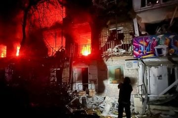 Ukrajinski spasioci na mjestu ruskog napada u Zaporižji, kolovoz 2025.